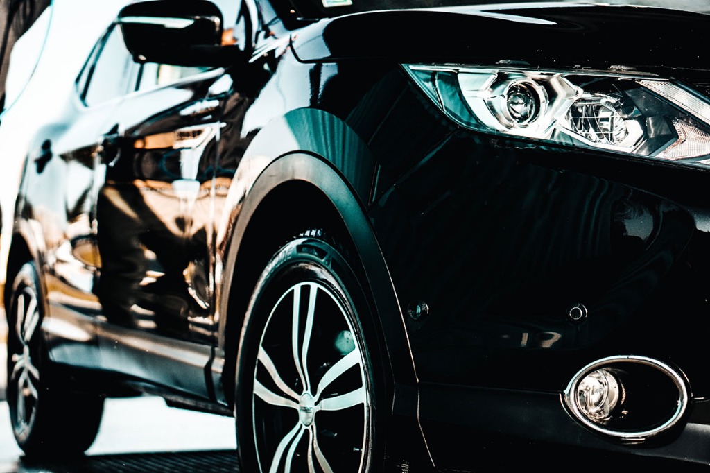 外車も国産車も高級感のある美しさを実現させるガラスコーティングを箕面市の「合同会社Reve」